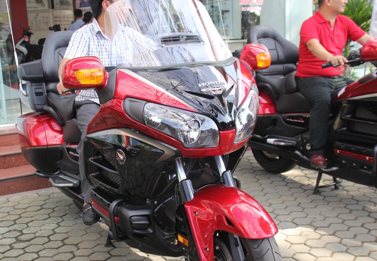Dan choi moto Nghe An tau Honda Gold Wing ban dac biet hinh anh