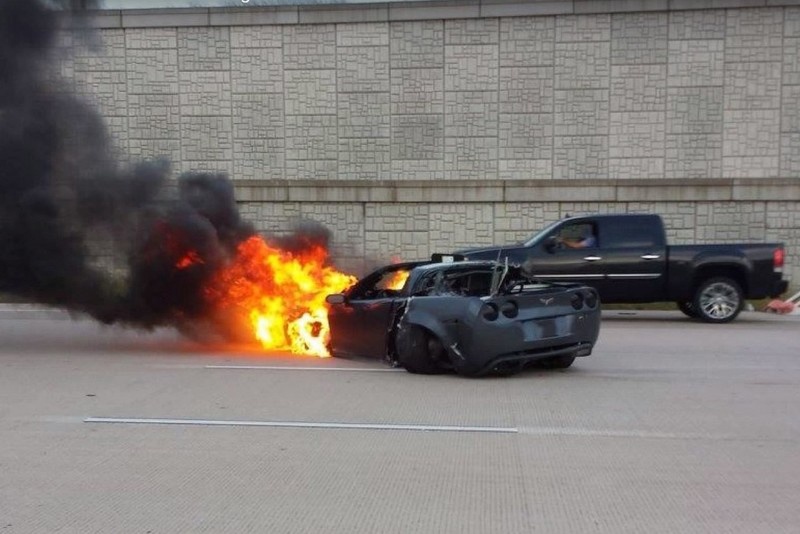 Chevrolet Corvette dam dai phan cach o toc do 241 km/h hinh anh