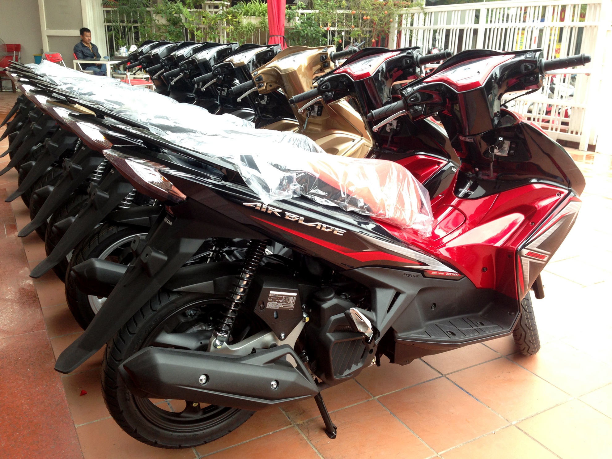 Honda Air Blade loan gia voi ca ban cu, moi hinh anh