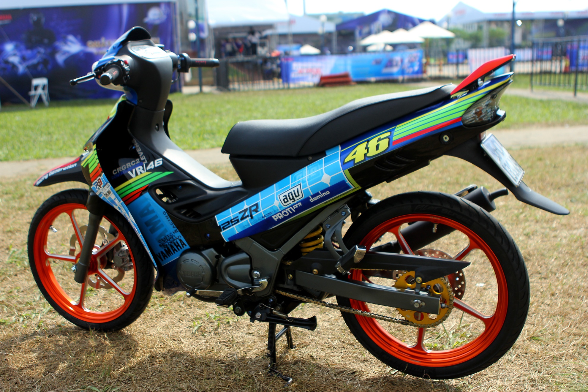 Yamaha Z son dan ao noi bat cua tin do Valentino Rossi hinh anh