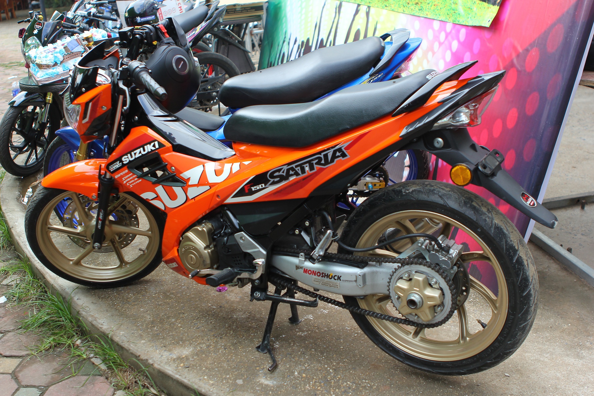 Hon 100 chiec Suzuki Raider tu hop o Ha Noi hinh anh