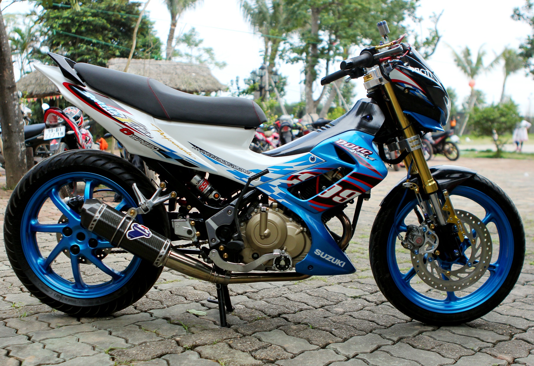 Suzuki Raider len do choi hang hieu cua biker Ha thanh hinh anh