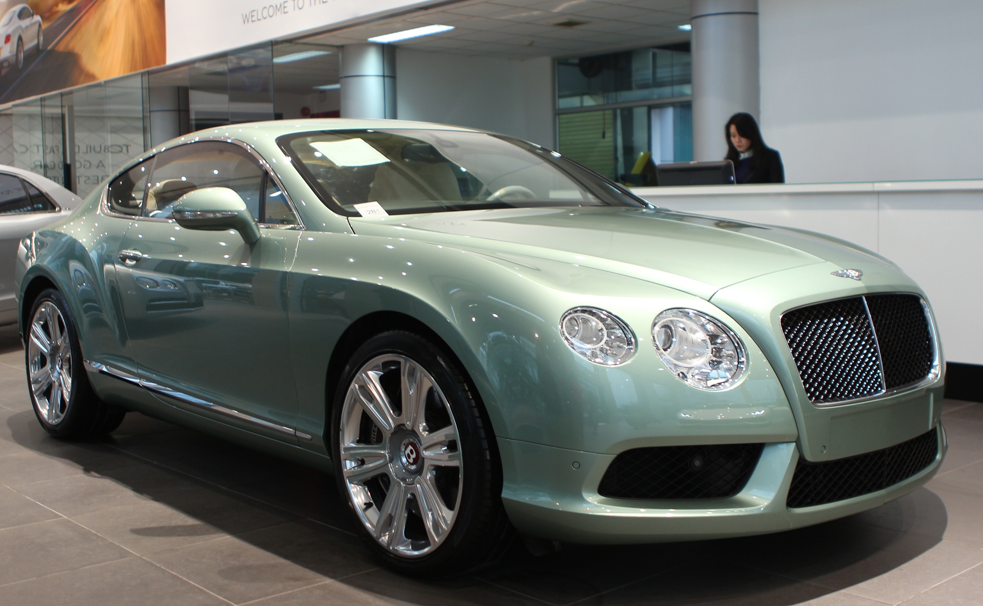 Bentley Continental GT V8 chinh hang gia gan 11,2 ty dong hinh anh