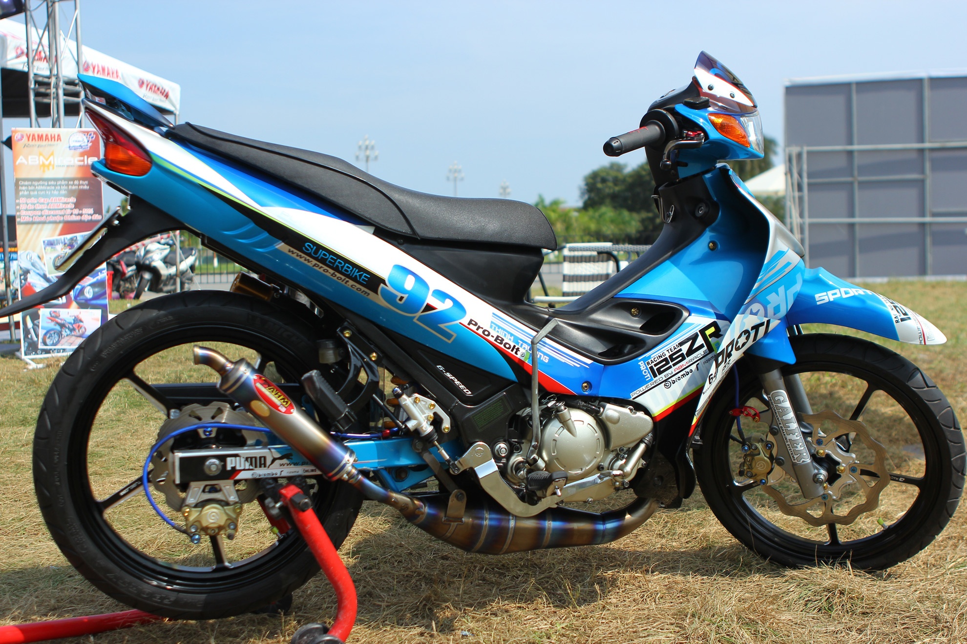 Cap xe 2 thi mau doc, len do choi hang hieu o Sai Gon hinh anh