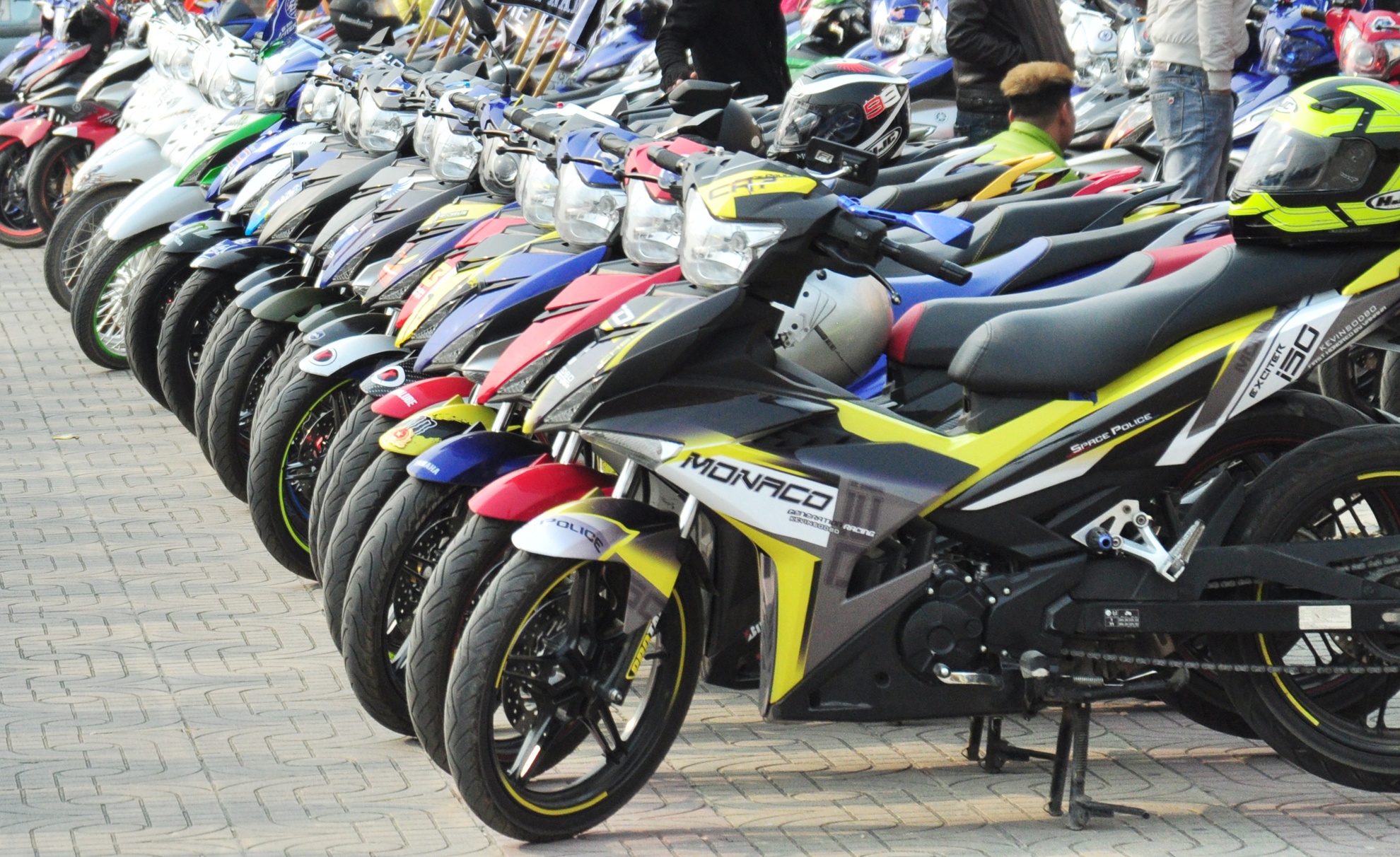 Exciter do da phong cach te tuu o Ha Nam hinh anh