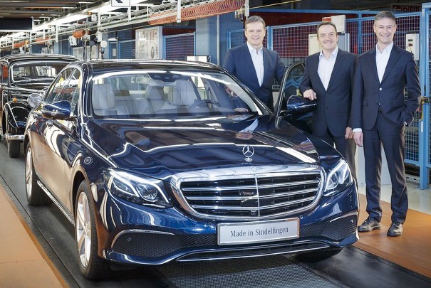 Mercedes E-Class 2016 dau tien xuat xuong hinh anh