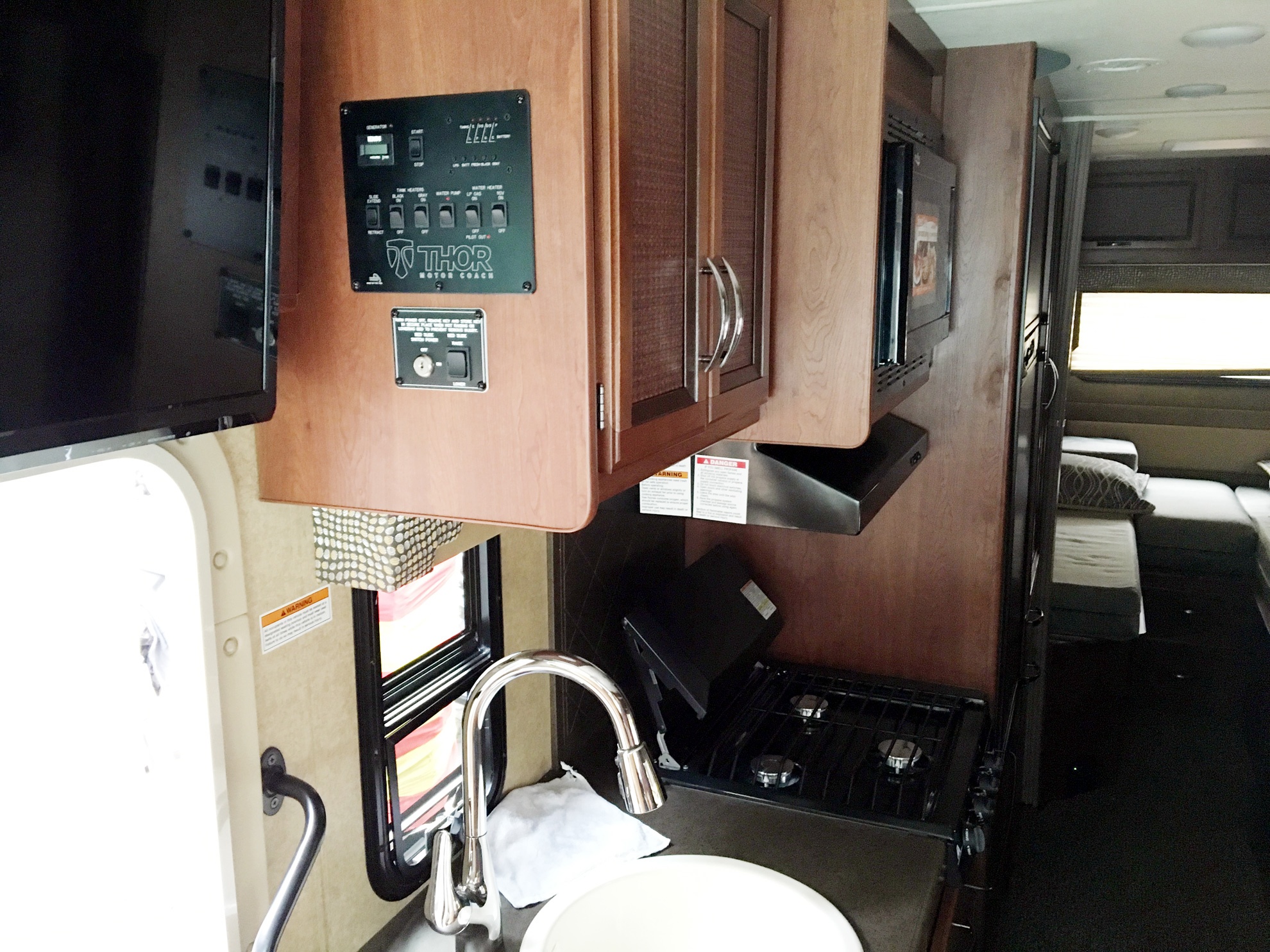 Mobile Home,  Ngoi nha di dong,  oto anh 5