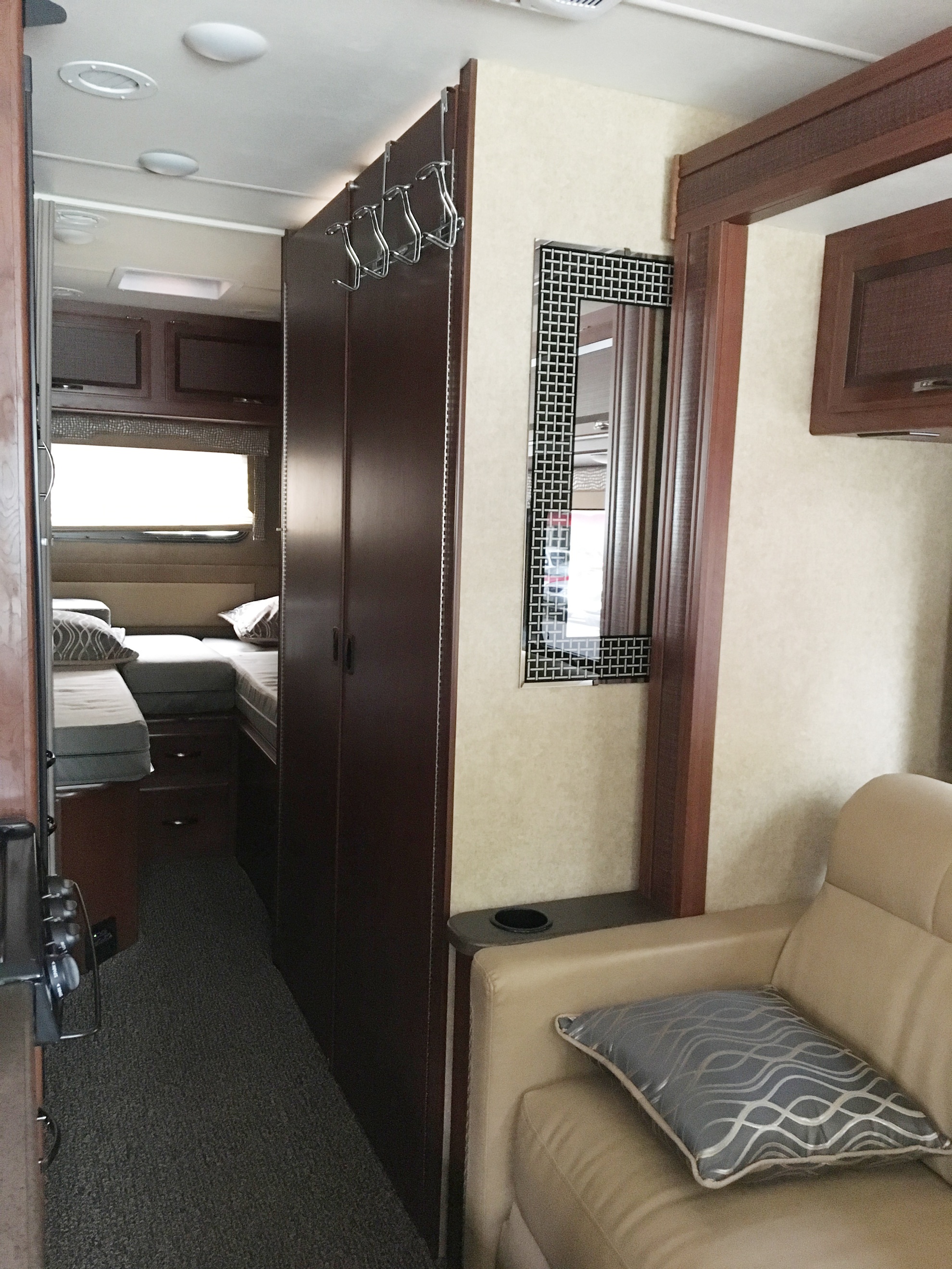 Mobile Home,  Ngoi nha di dong,  oto anh 6