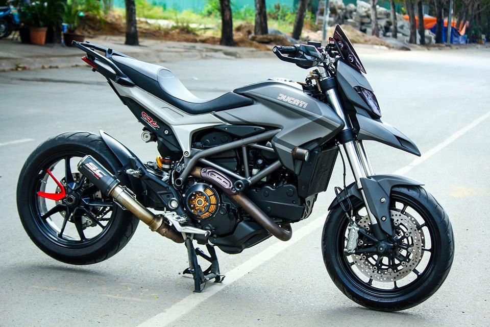 Ducati Hyperstrada son phoi mau xam den cua biker Sai Gon hinh anh