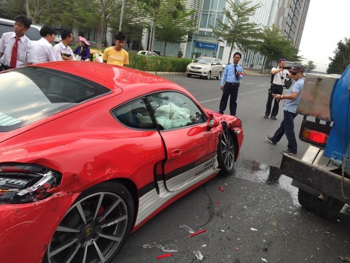 Porsche Cayman GTS bị tai nạn ở Sài Gòn ảnh 1 Porsche Cayman GTS bi tai nan o Sai Gon anh 1