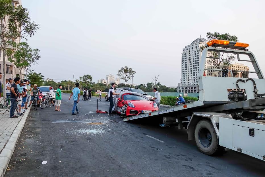Porsche Cayman GTS bị tai nạn ở Sài Gòn ảnh 2 Porsche Cayman GTS bi tai nan o Sai Gon anh 2