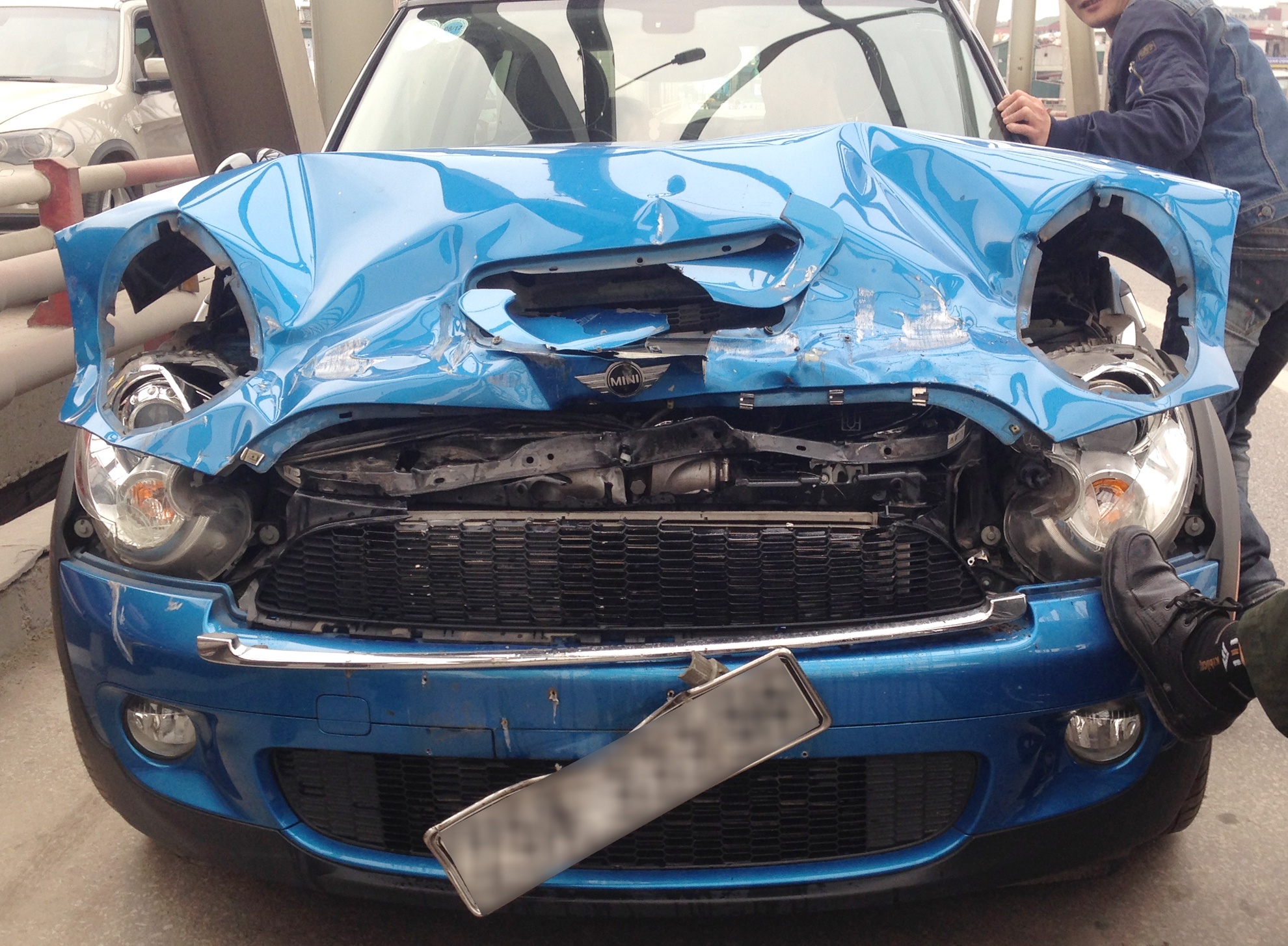 MINI Cooper S khong bung tui khi khi tong duoi xe tai hinh anh