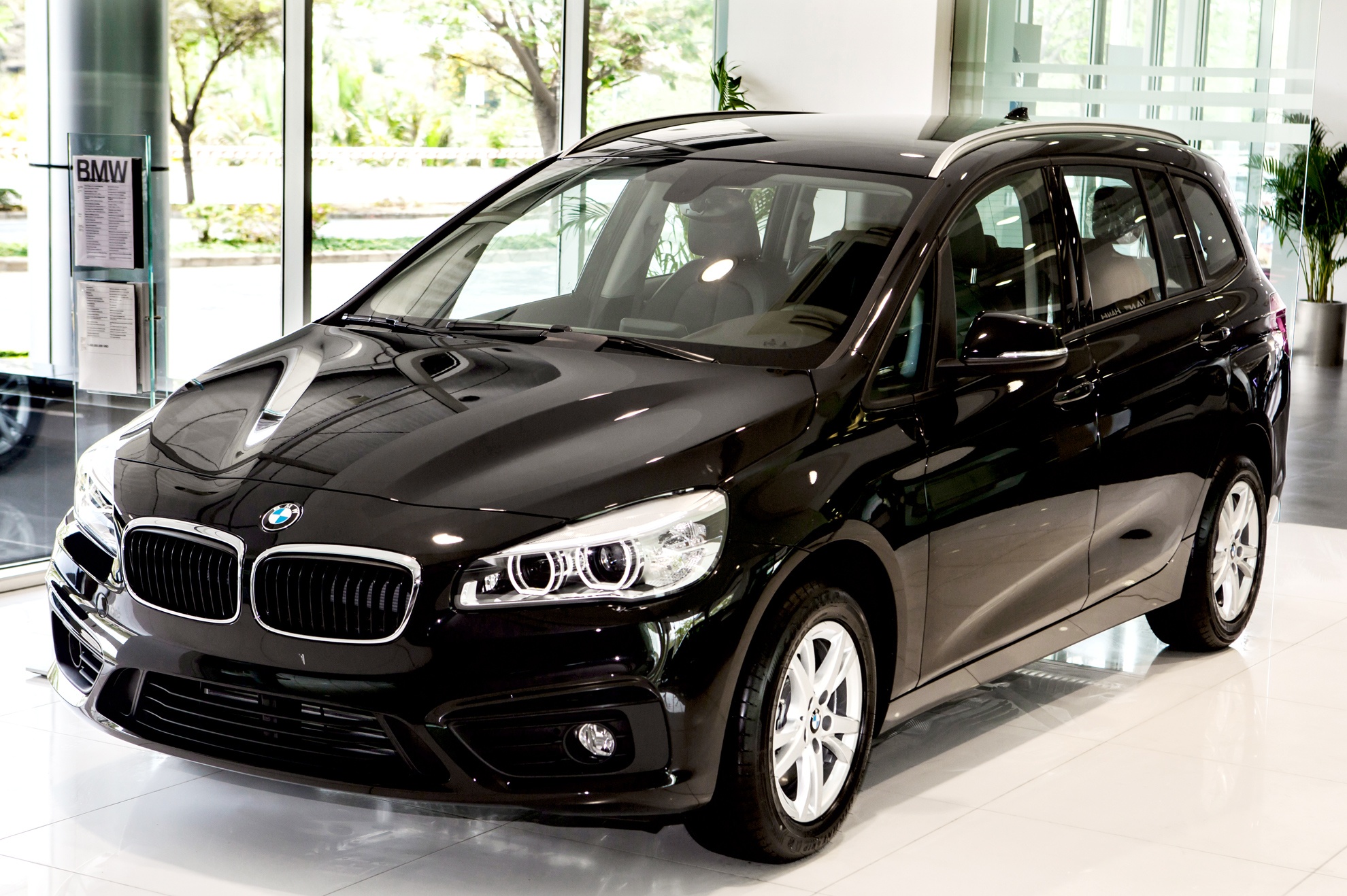 Chi tiet xe gia dinh 7 cho gia mem BMW vua ban o VN hinh anh