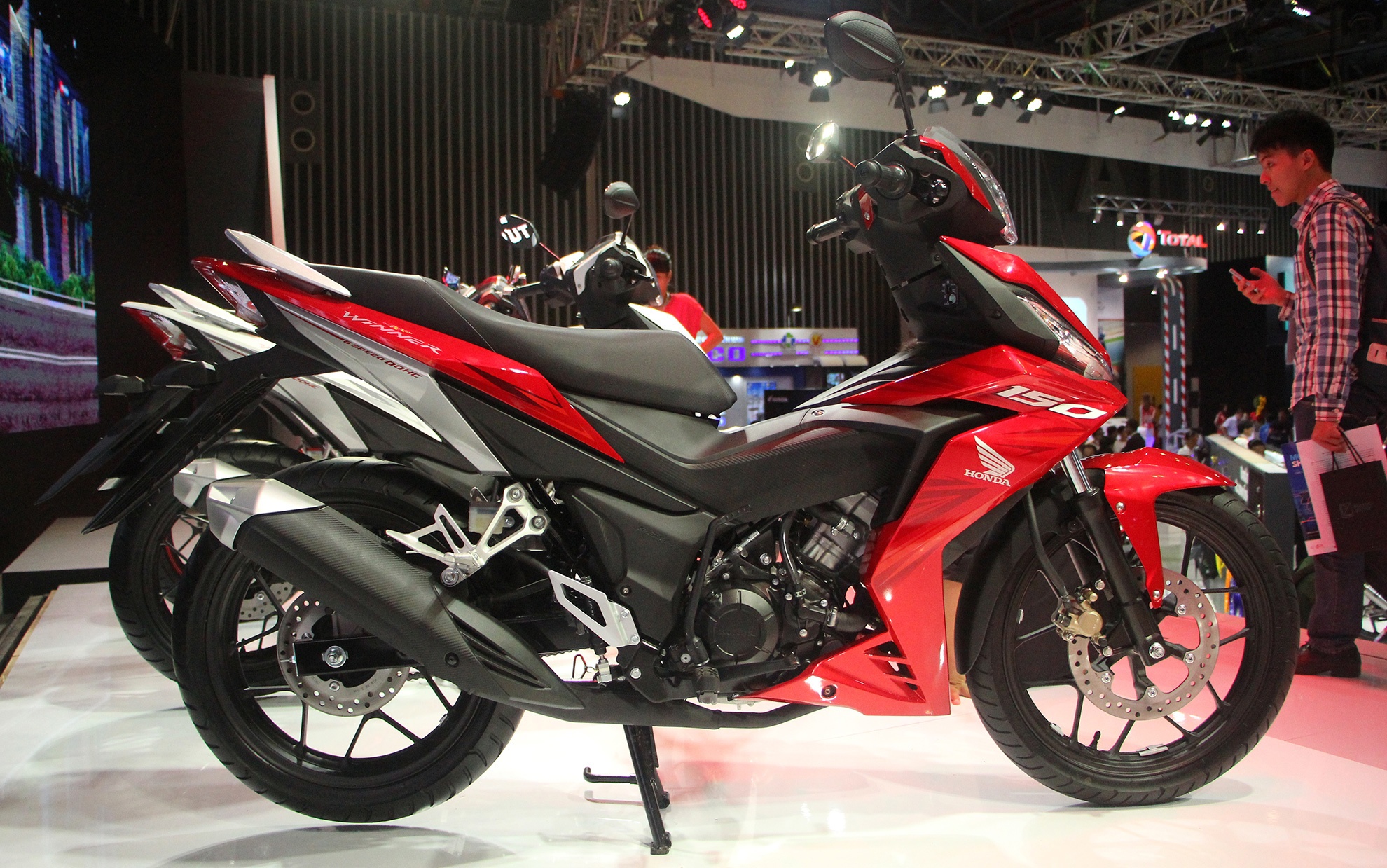 Anh va video xe con tay Honda Winner 150 vua ra mat o VN hinh anh