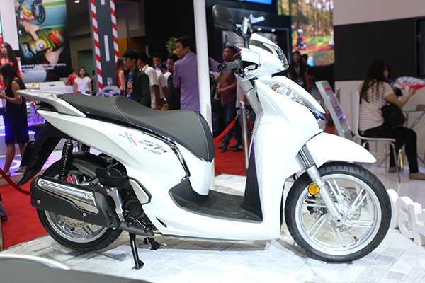 Chi tiet Honda SH300i ABS tai trien lam xe may Viet Nam hinh anh