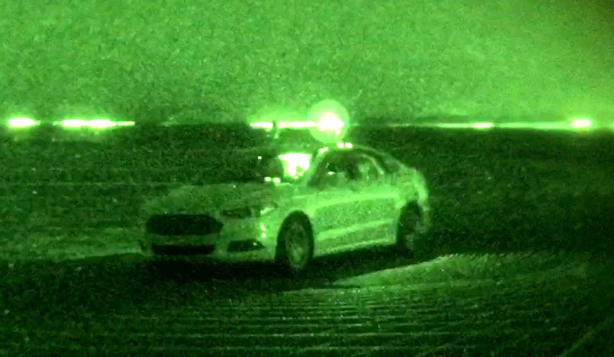 Xe tu hanh trong man dem Ford Fusion hinh anh