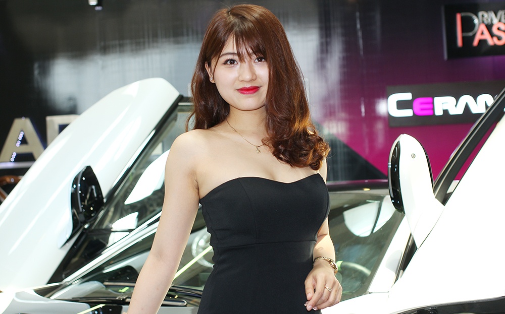 Nguoi dep o trien lam xe BMW tai Ha Noi hinh anh