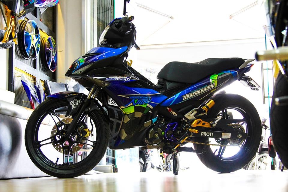 Exciter 150 son tem dau, gan do choi hang hieu o Sai Gon hinh anh