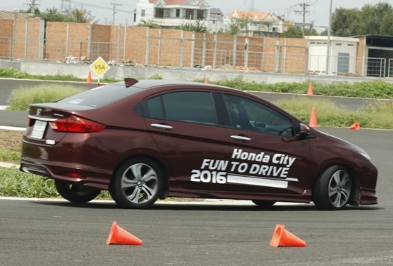 Chay thu Honda City o truong dua dau tien tai Viet Nam hinh anh