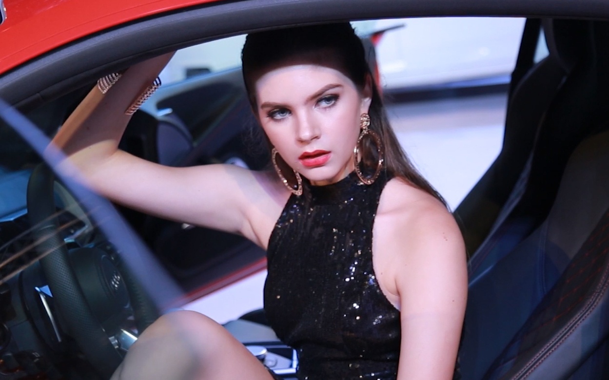 Nguoi dep quyen ru ben dan xe sang Audi o Ha Noi hinh anh