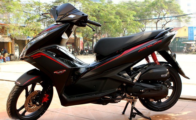 4 mau xe may an khach co mau son den nham hinh anh