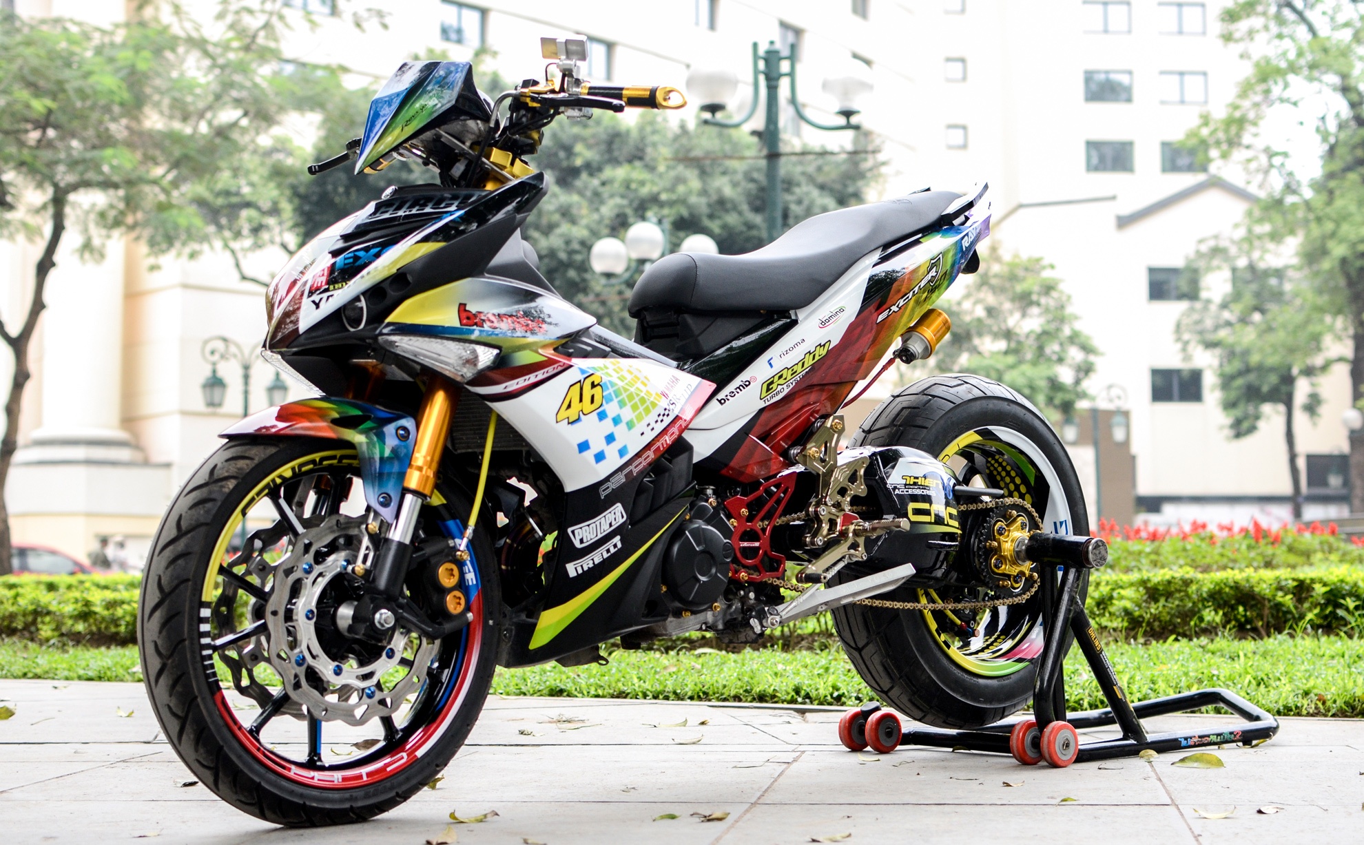 Exciter 150 lot xac voi loat do choi hang hieu o Ha Noi hinh anh