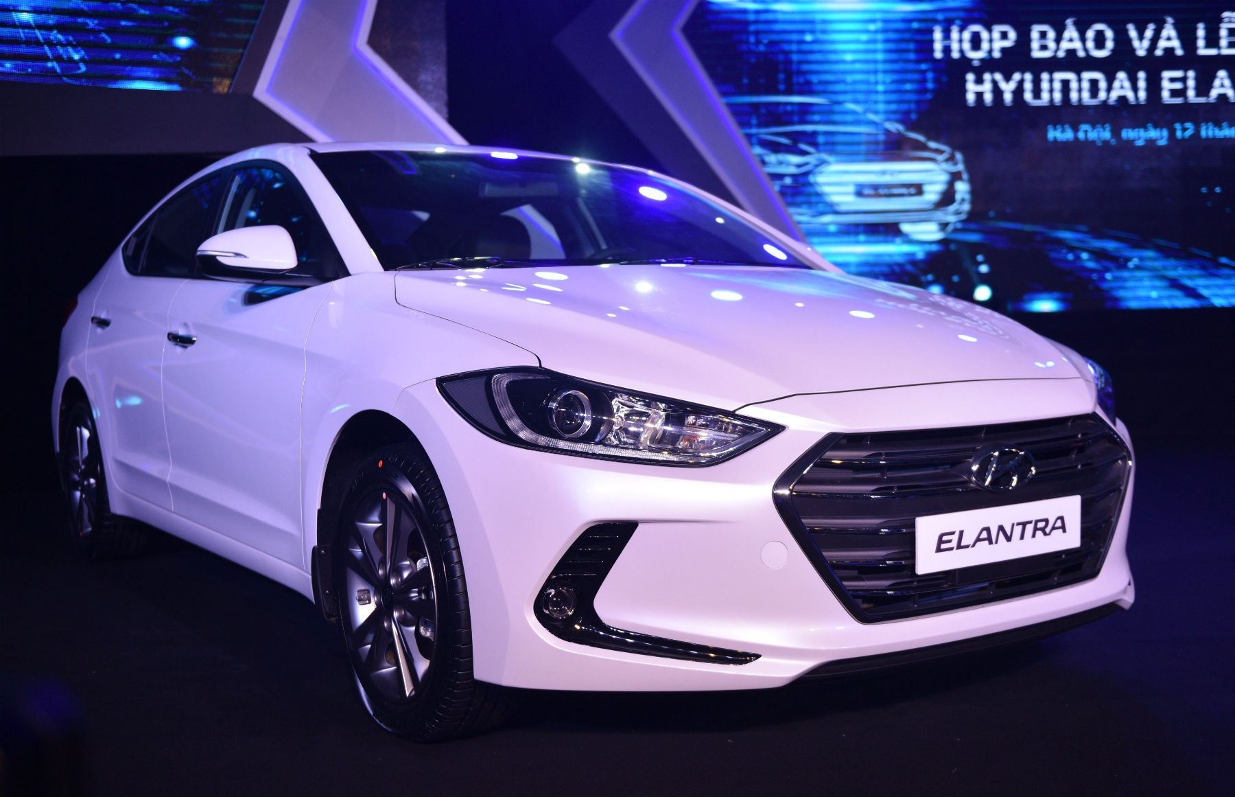 Hyundai Elantra 2016 noi co gia tu 615 trieu dong hinh anh