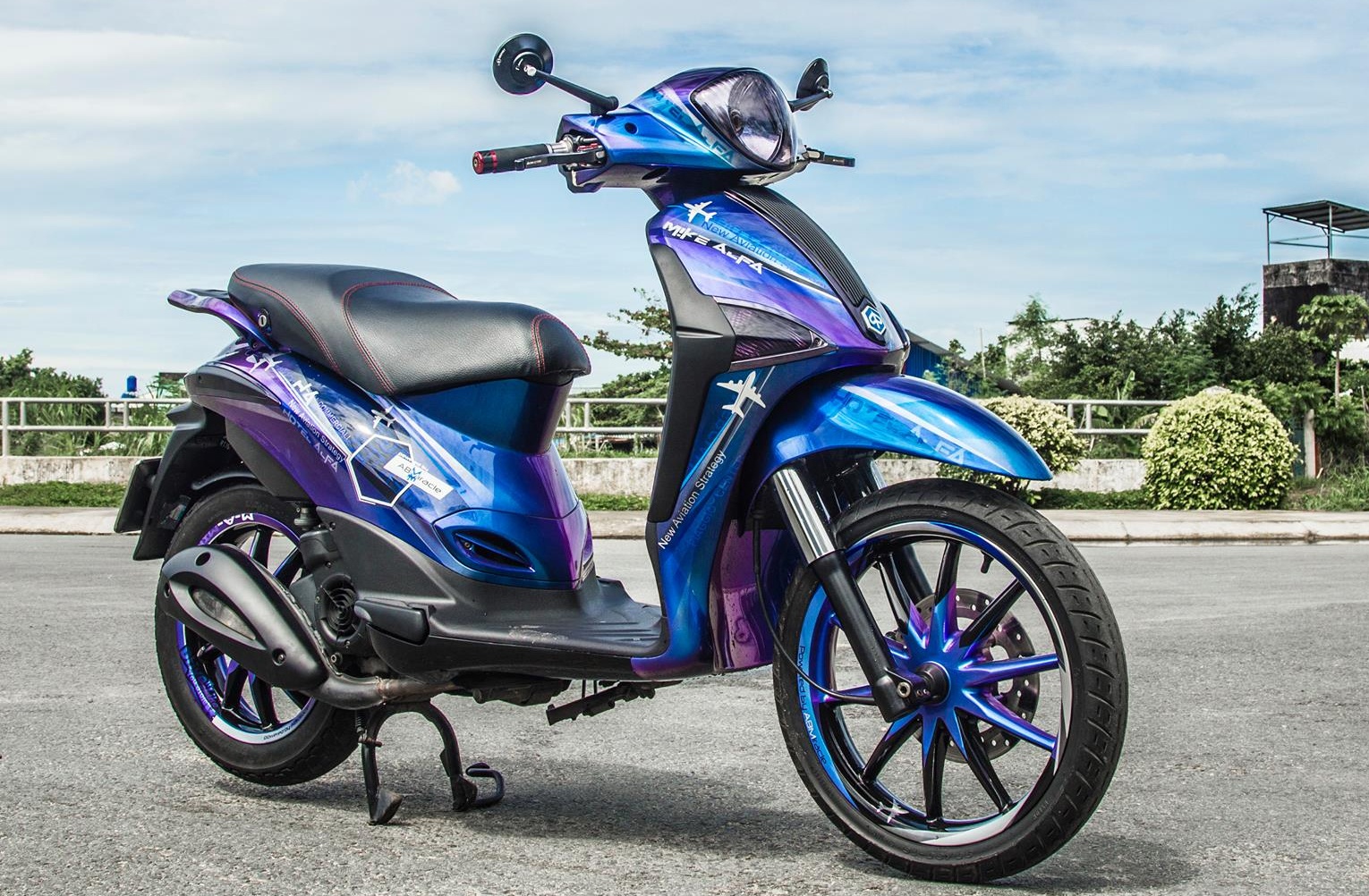 Piaggio Liberty son dan ao chuyen mau o Sai Gon hinh anh