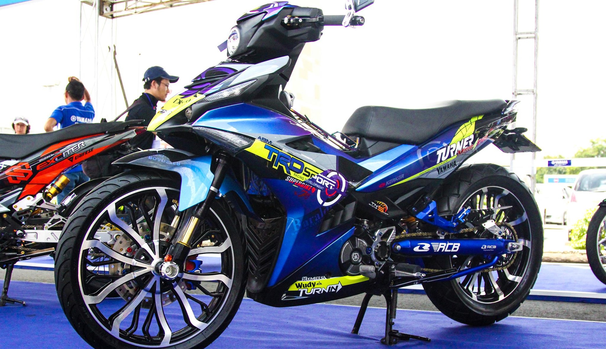 Exciter 150 gan loat do choi hang hieu cua biker Can Tho hinh anh