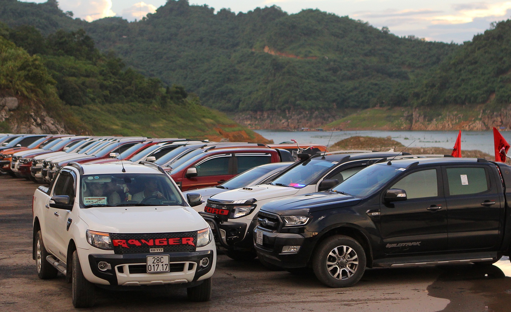 Hon 30 chiec Ford Ranger tu hoi ben long ho Hoa Binh hinh anh