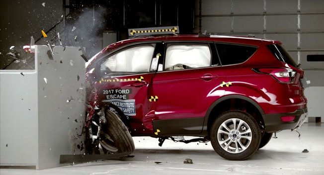 Thu nghiem dam truc dien goc nho voi Ford Escape 2017 hinh anh