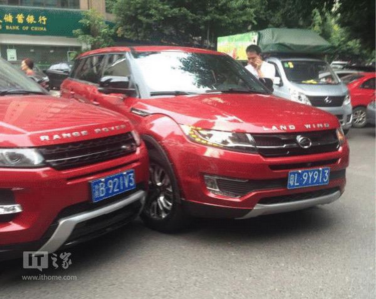 Xe nhai Range Rover Evoque va cham voi hang xin tren pho hinh anh