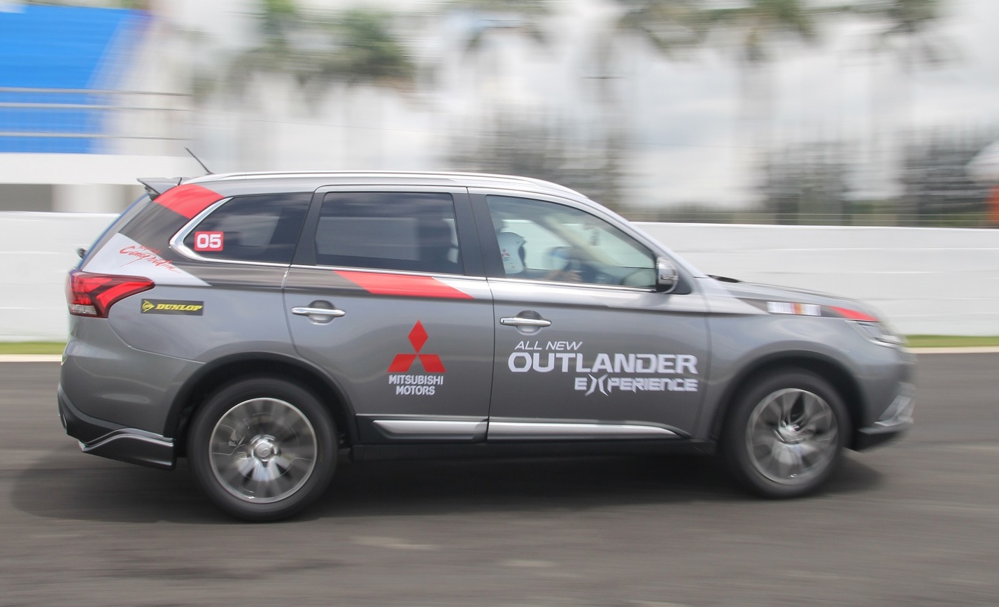 Mitsubishi Outlander 2016 ra mắt ở Việt Nam ảnh 2 Mitsubishi Outlander 2016 ra mat o Viet Nam anh 2