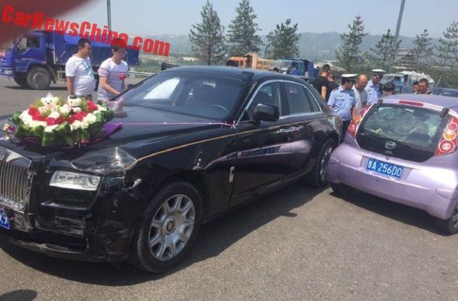Xe hoa Rolls-Royce Ghost va cham voi BYD F0 o Trung Quoc hinh anh
