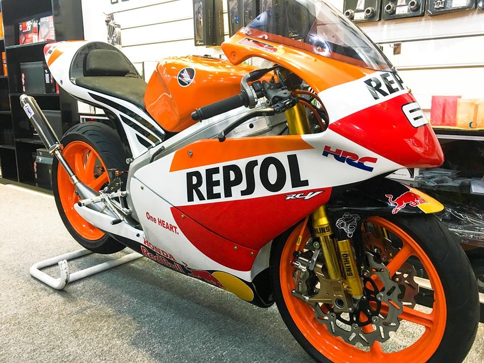 Xe 2 thi hang hiem Honda NSR250 do phong cach xe dua hinh anh