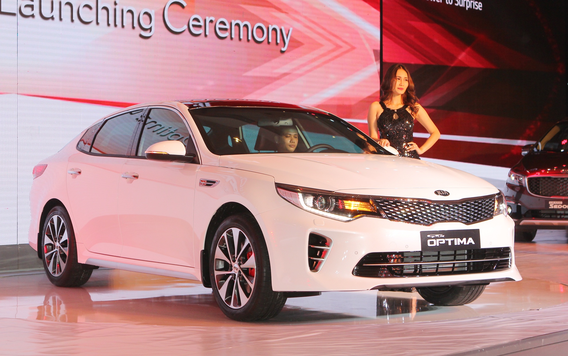 Kia Optima re hon Toyota Camry gan 400 trieu ra mat o VN hinh anh