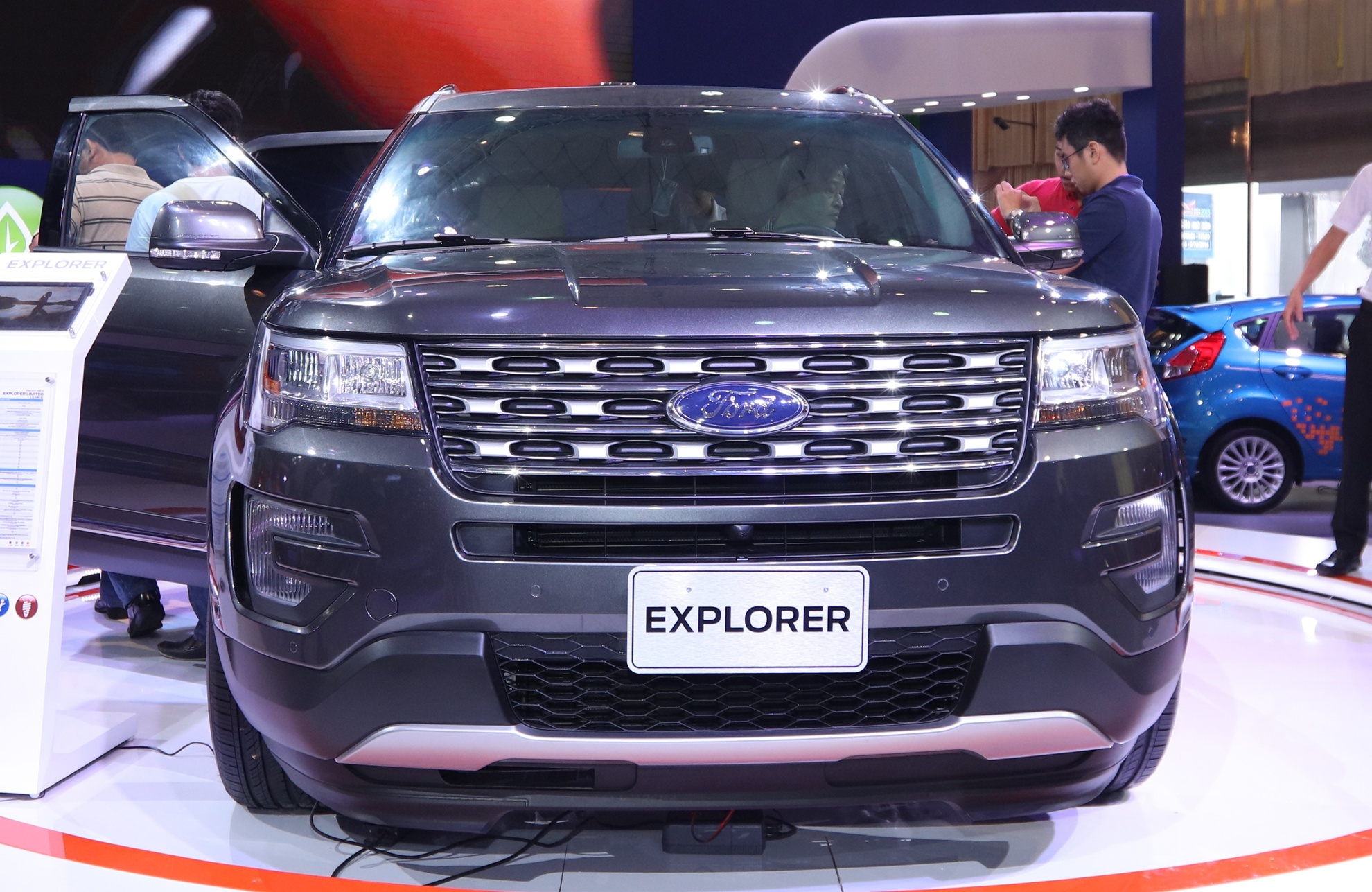 Ford Explorer ban o Viet Nam anh 3