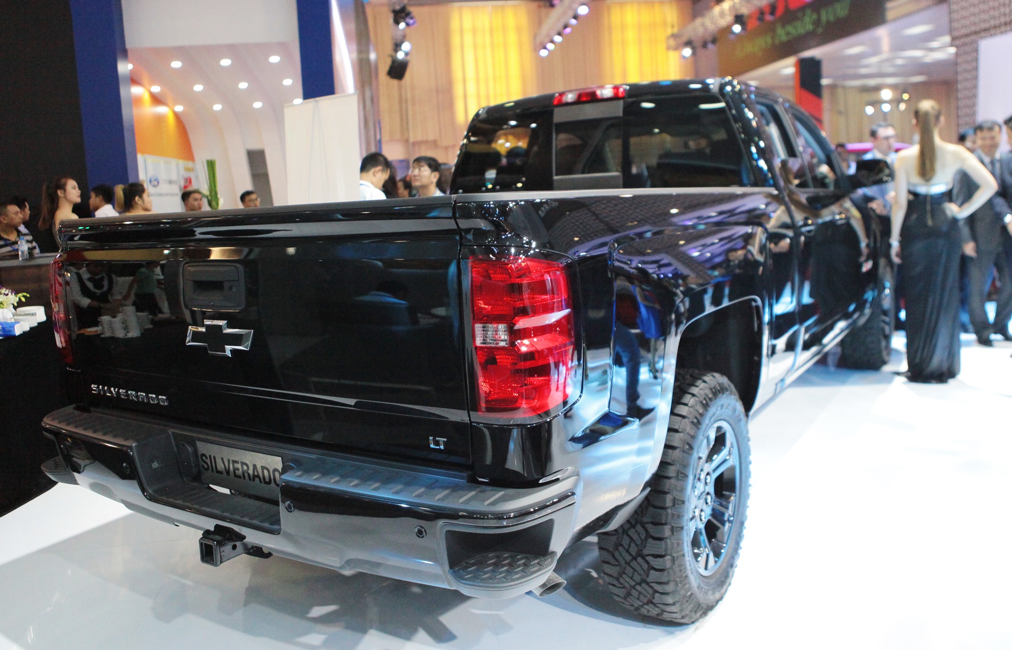 Chevrolet Silverado den Viet Nam anh 2