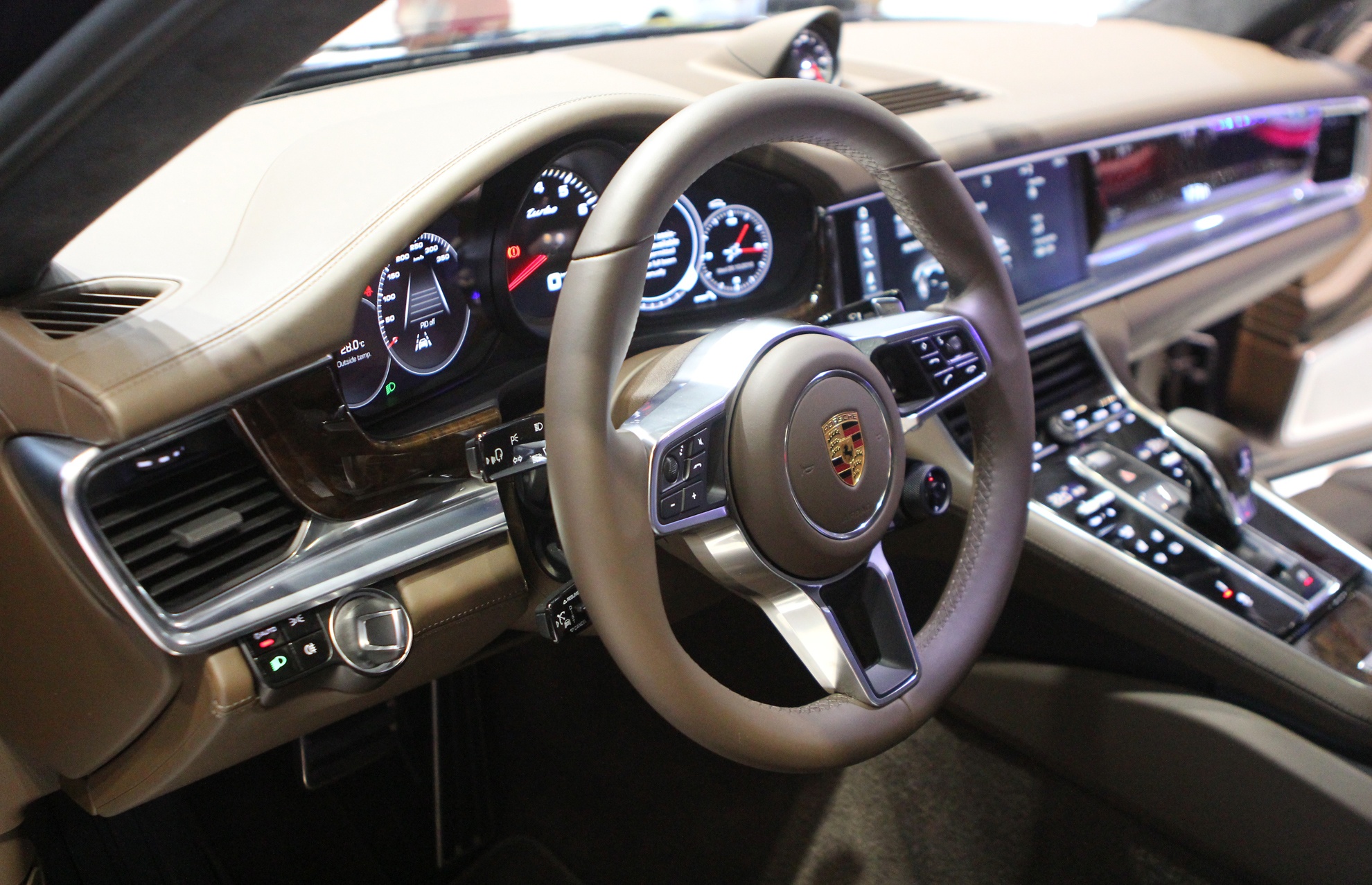 Porsche Panamera Turbo 2017 o Viet Nam anh 7