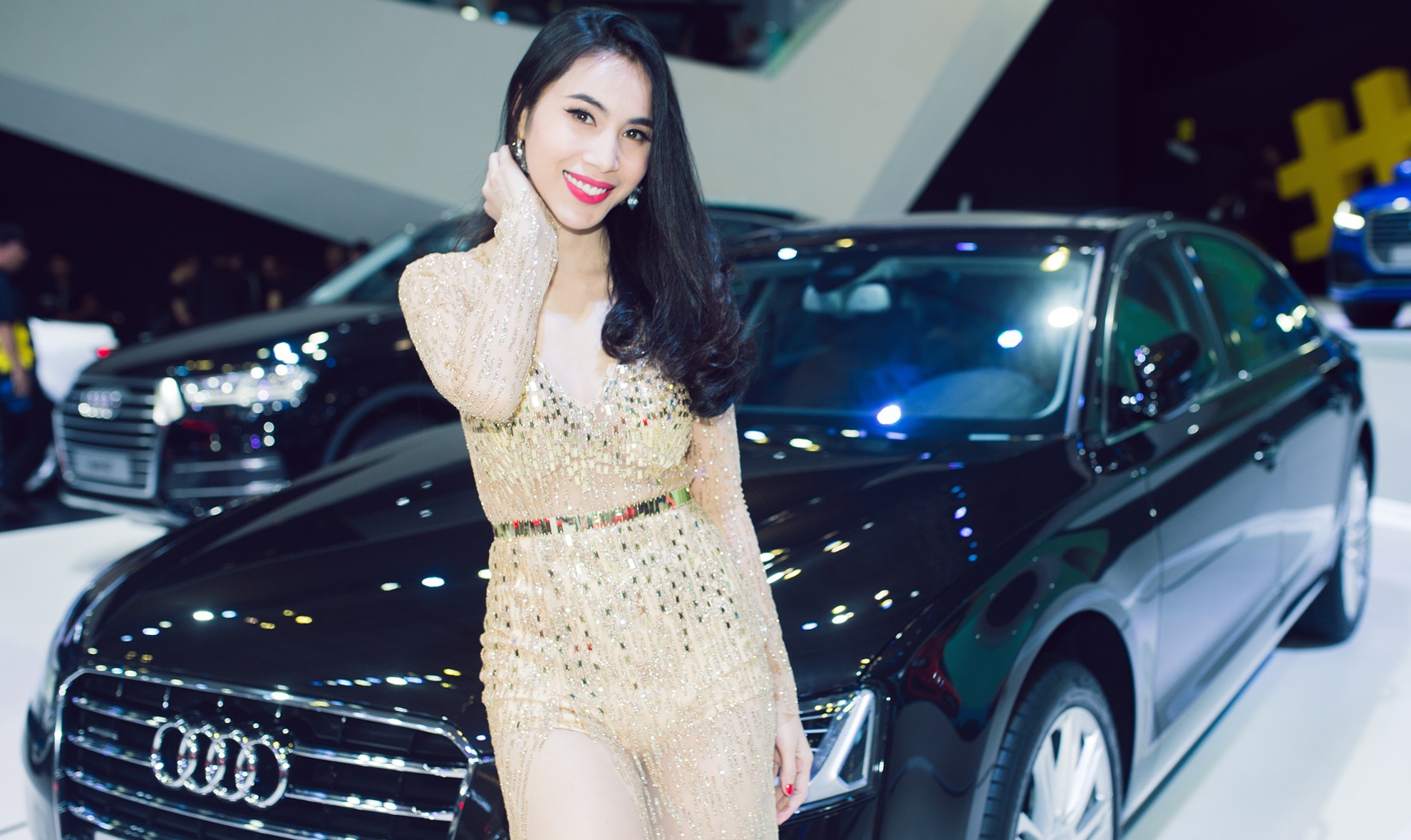 Thuy Tien goi cam ben dan xe sang Audi hinh anh