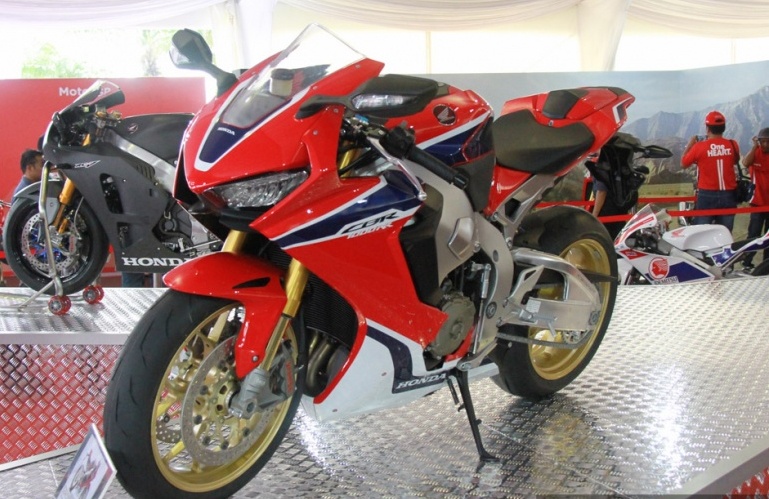 Honda CBR1000RR 2017 xuat hien o truong dua Sepang hinh anh