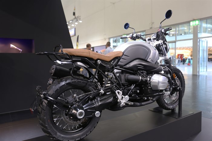 BMW R NineT Scrambler do do choi hang hieu Rizoma hinh anh