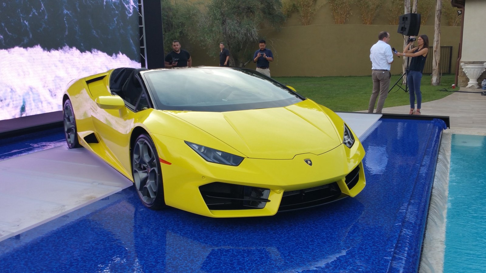Lamborghini Huracan cau sau mui tran ra mat o My hinh anh