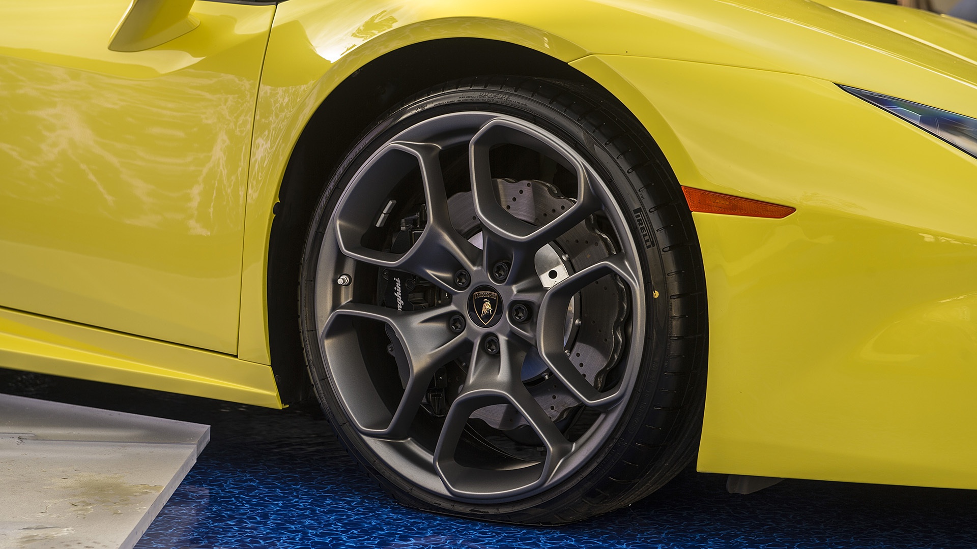 Lamborghini Huracan LP580-2 Spyder ra mat anh 4