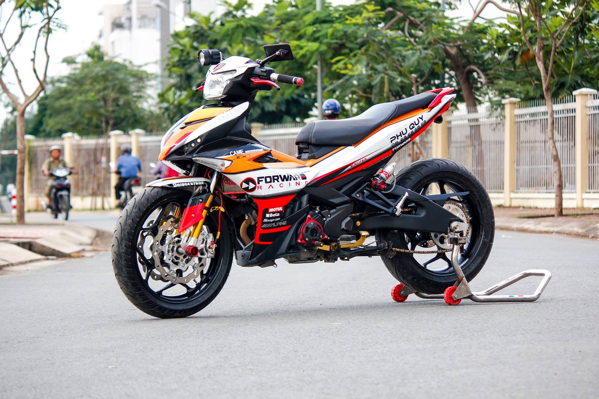 Exciter 150 ket hop dan vo mau doc va do choi o Sai Gon hinh anh