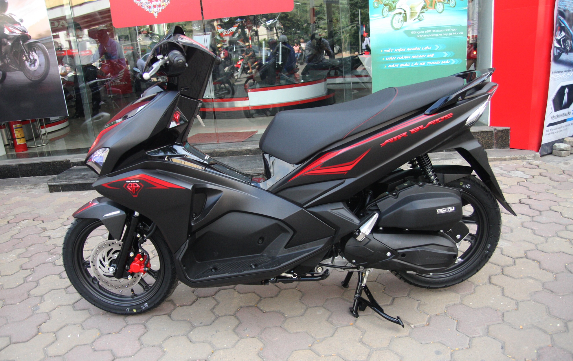 Honda Air Blade 125 mau den mo ra mat anh 11