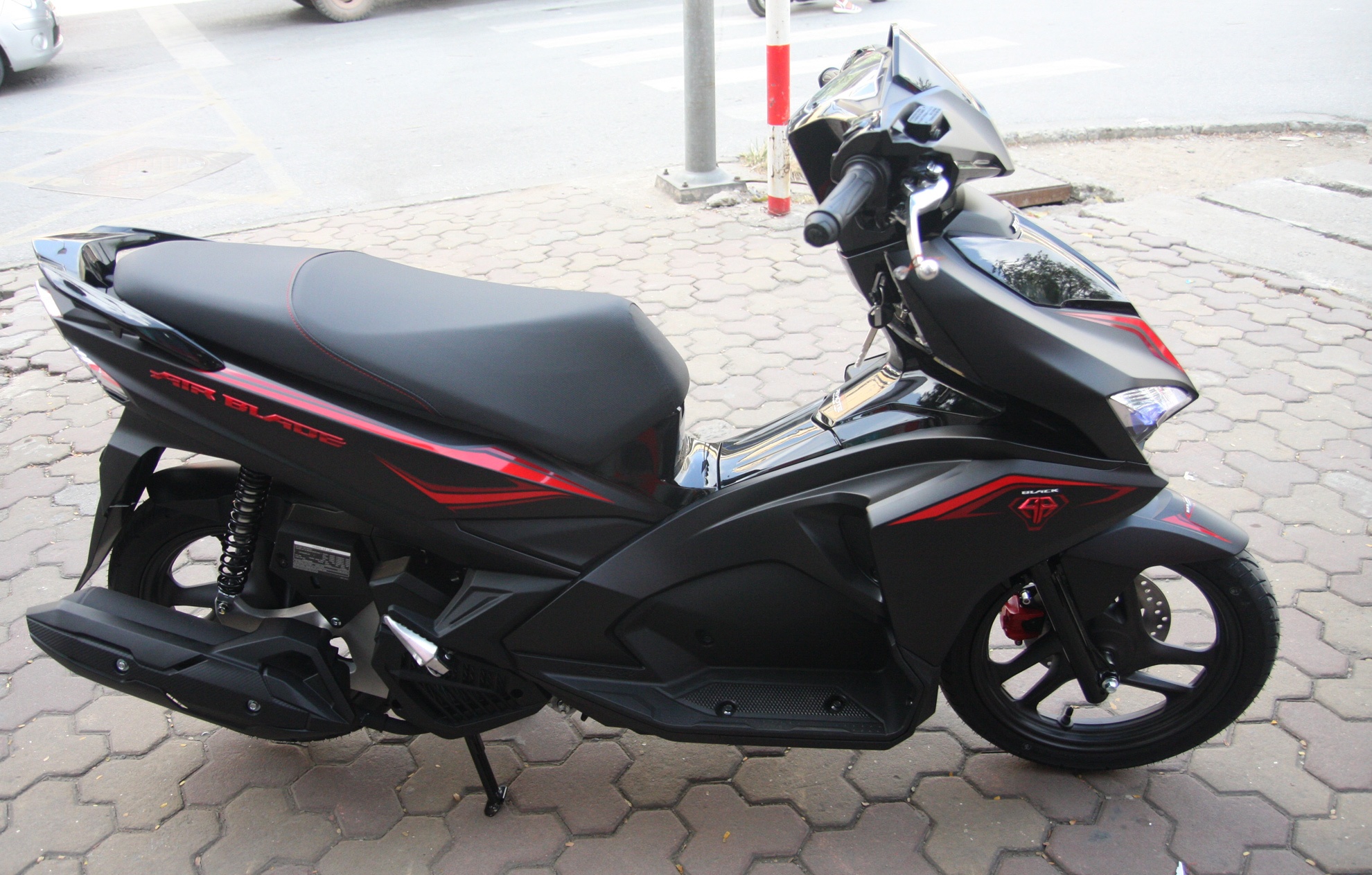 Honda Air Blade 125 mau den mo ra mat anh 2