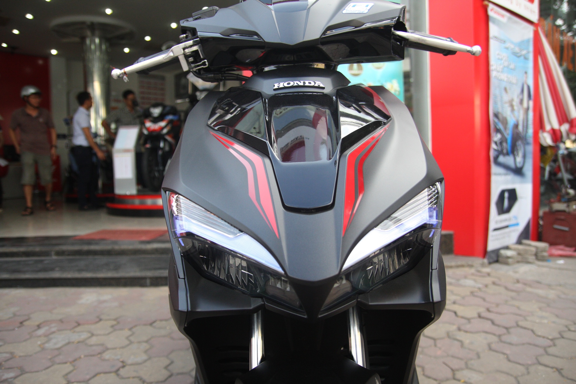 Honda Air Blade 125 mau den mo ra mat anh 3