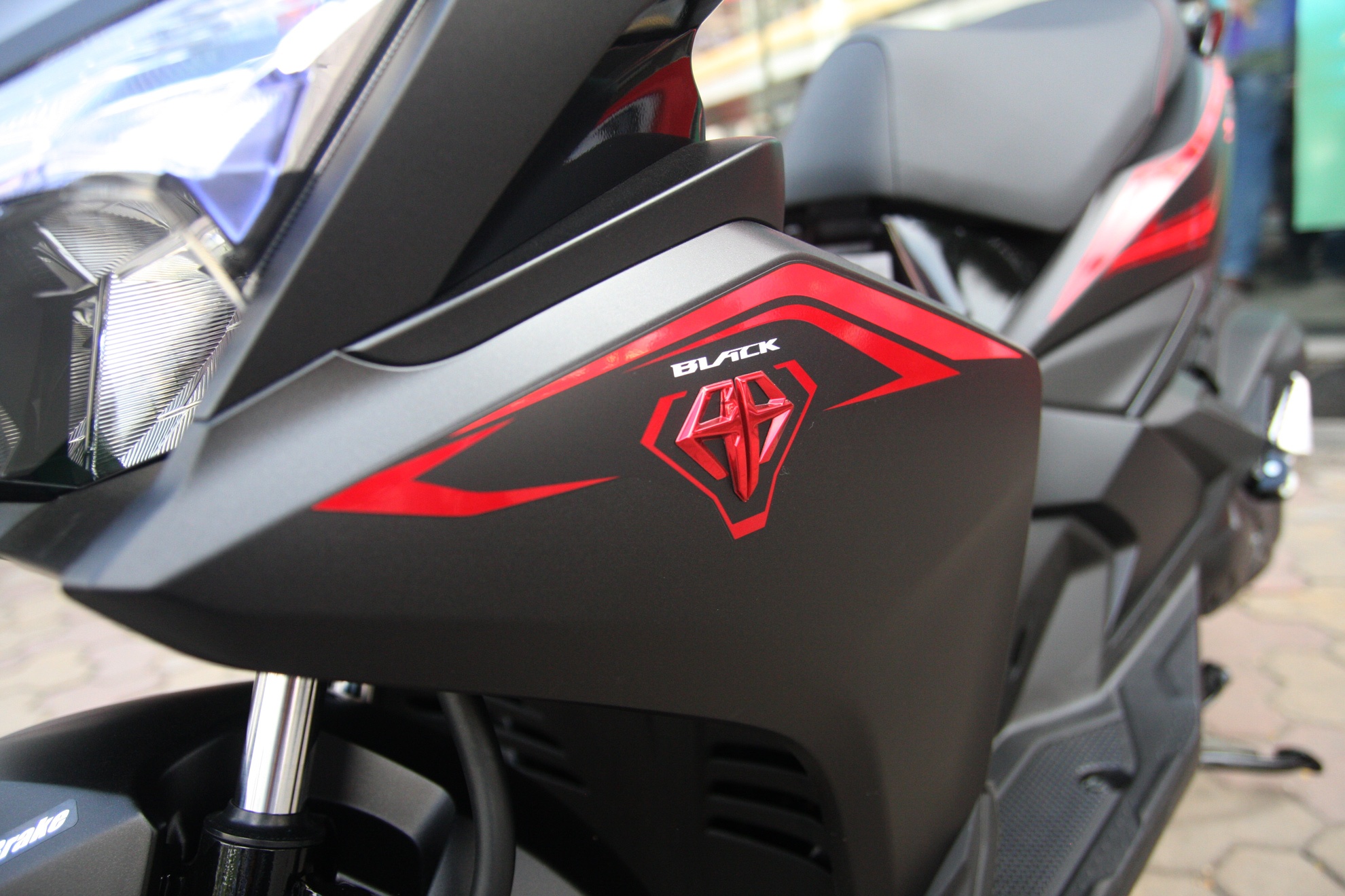 Honda Air Blade 125 mau den mo ra mat anh 6