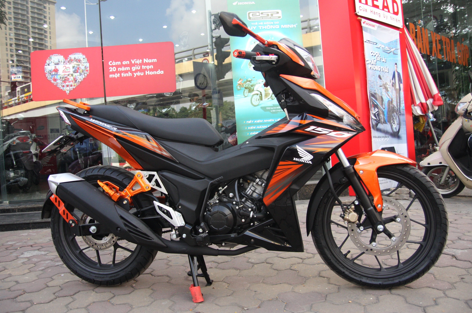 Honda Winner 150 mau cam gan loat phu kien bat mat o Ha Noi hinh anh